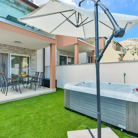 Villa Luxurious Two Bedroom With Jacuzzy- Casa3 *
